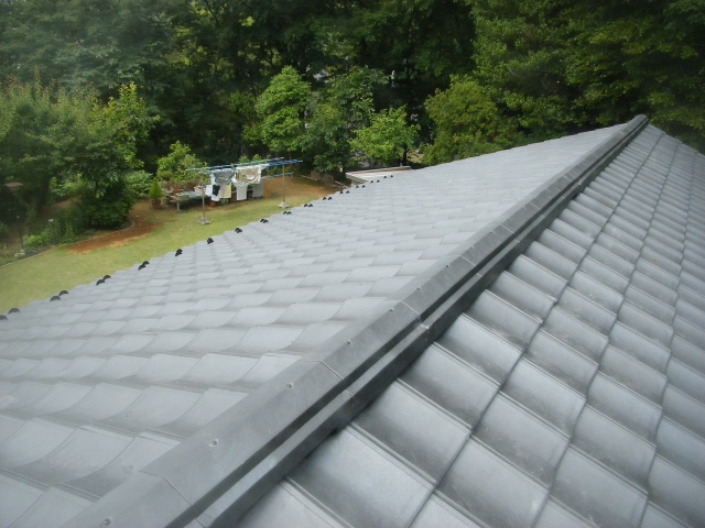 画像：完成写真です。屋根の重さが約 1/2になり、耐震性能が高まりました。（使用材料：クボタ松下ROOGA 鉄平）