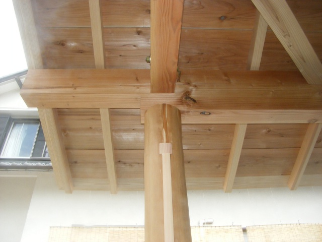 画像：小屋組み強度を高めるため、柱と桁材を桁天から柱の中をボルトで通し、締め付けています。背割りを埋めて完成。